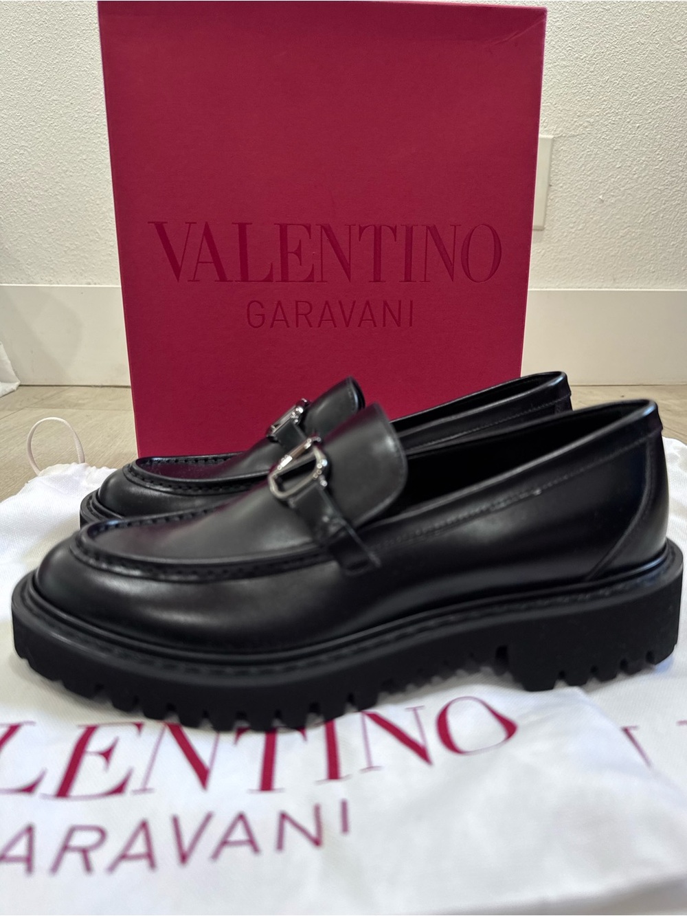 NEW VALENTINO GARAVANI
Leather VLogo Signature Loafers Sz: 38 - Picture 4 of 10